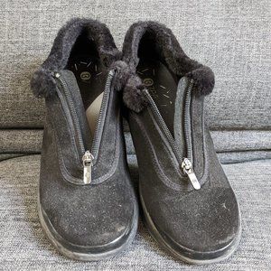 BZees Golden Go Front Zip Black Booties Size 9W